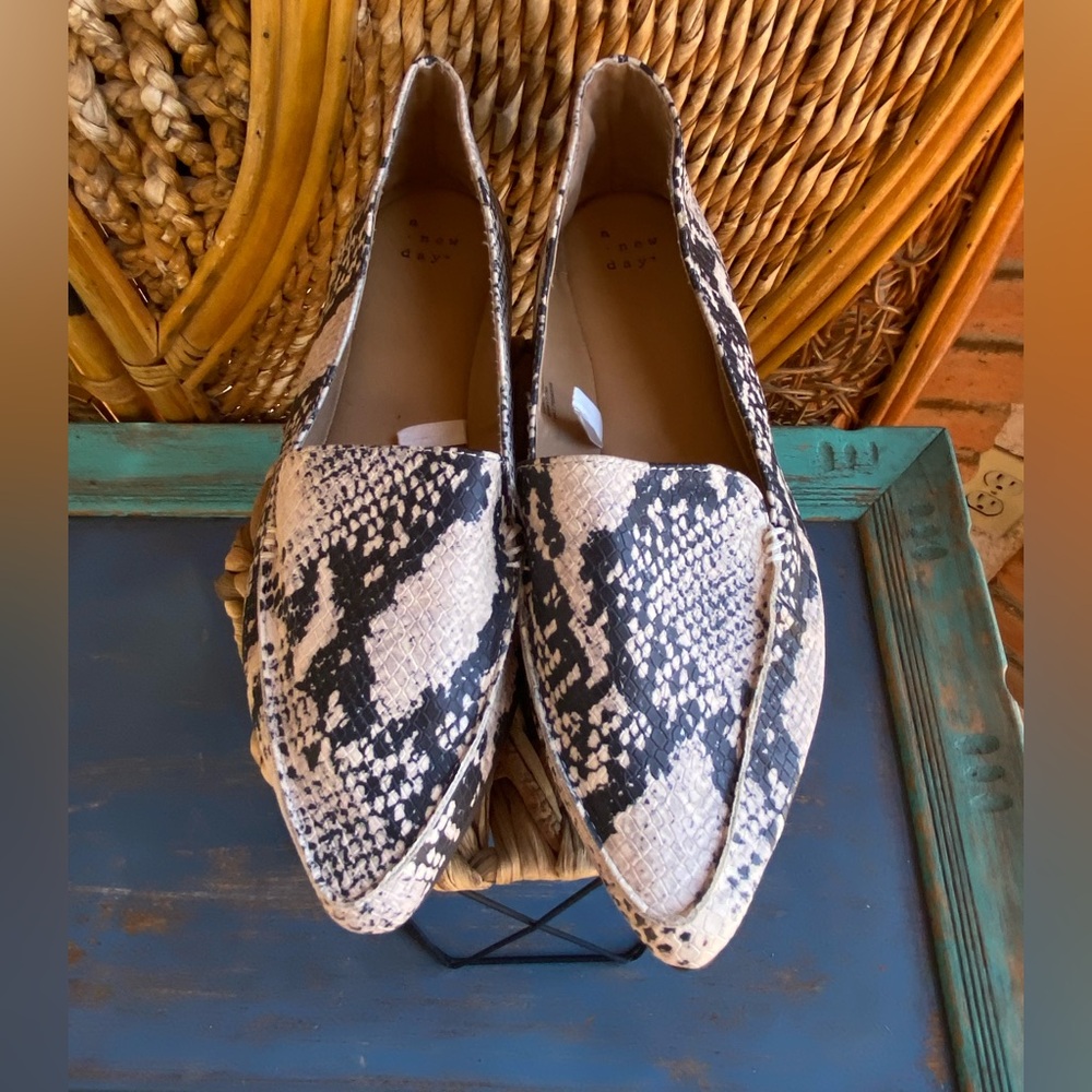 a new day NWOT Snake-Print Pointed Loafers Black & White Size 7.5W Comfortable - Picture 3 of 6